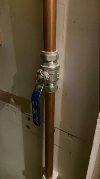 Internal quarter-turn lever isolation valve